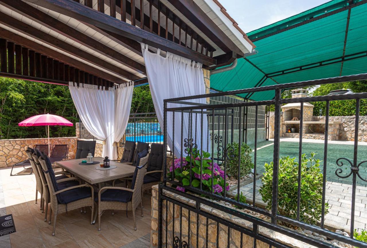 Apartment With A Private Swimming Pool, Garden & Bbq Gostinjac Ngoại thất bức ảnh