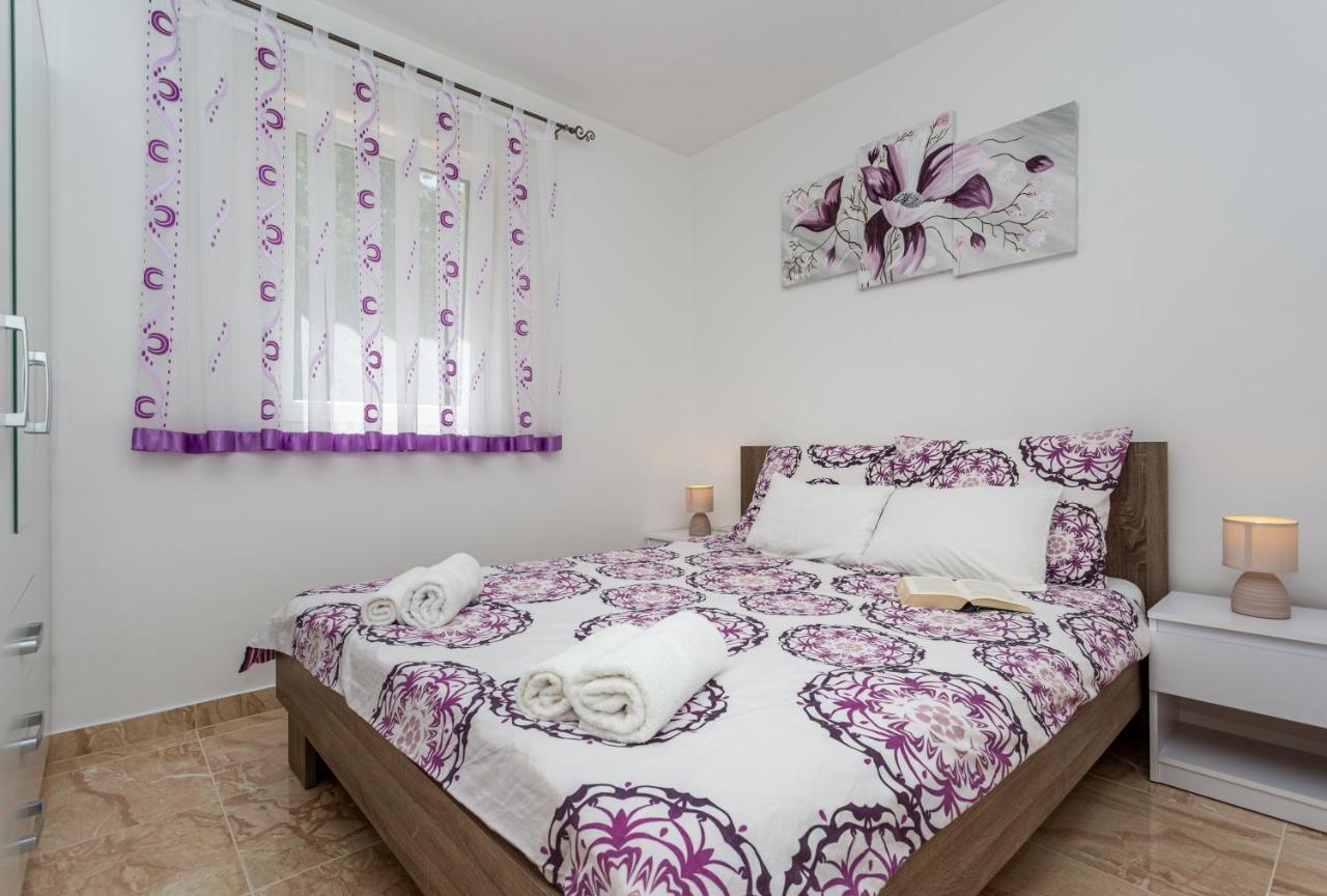 Apartment With A Private Swimming Pool, Garden & Bbq Gostinjac Ngoại thất bức ảnh