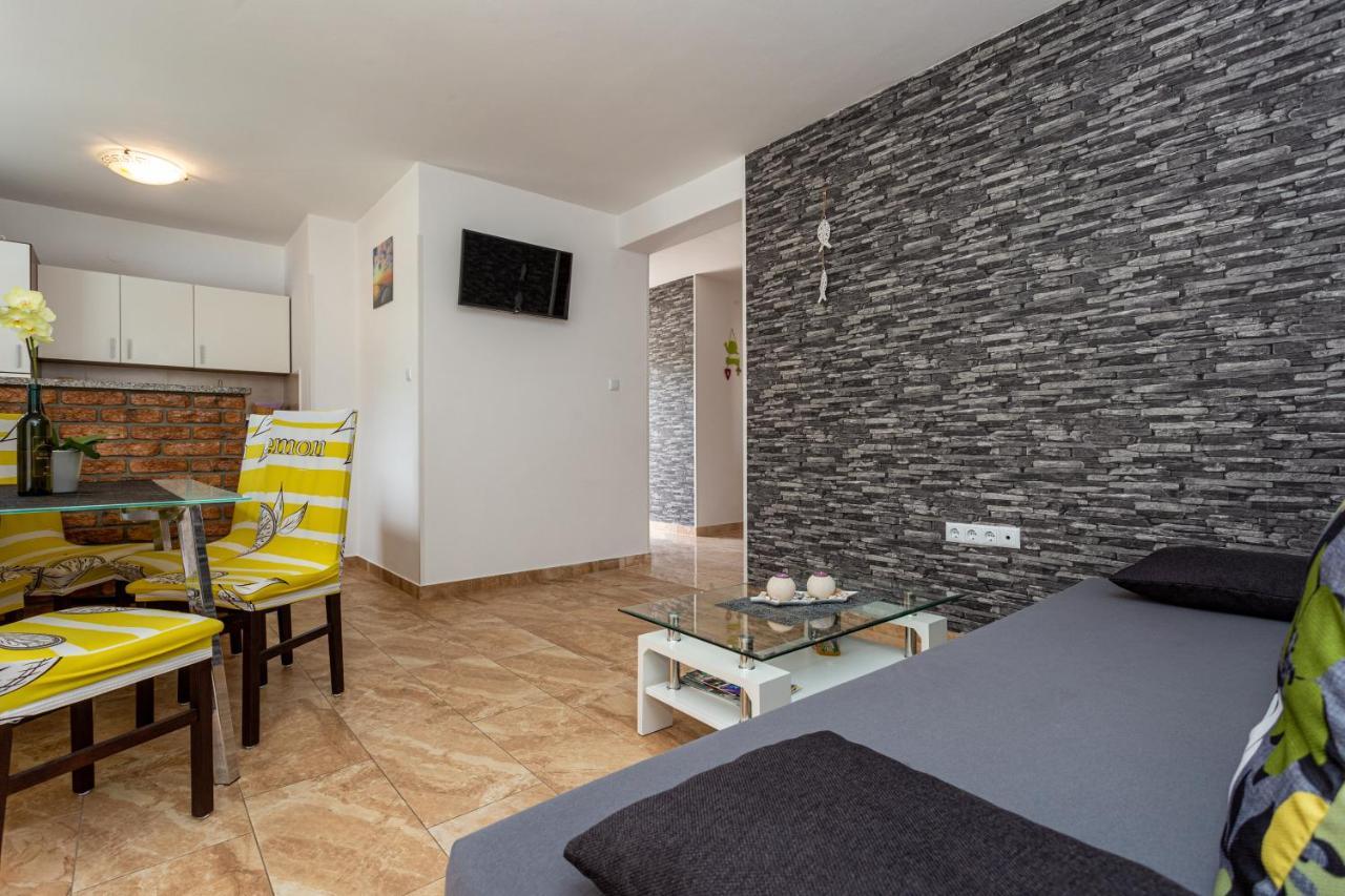 Apartment With A Private Swimming Pool, Garden & Bbq Gostinjac Ngoại thất bức ảnh