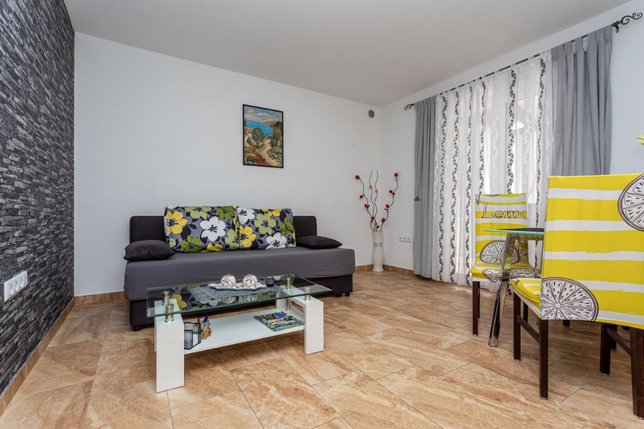 Apartment With A Private Swimming Pool, Garden & Bbq Gostinjac Ngoại thất bức ảnh
