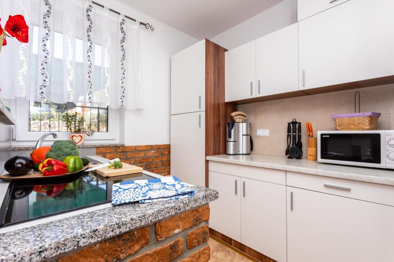 Apartment With A Private Swimming Pool, Garden & Bbq Gostinjac Ngoại thất bức ảnh