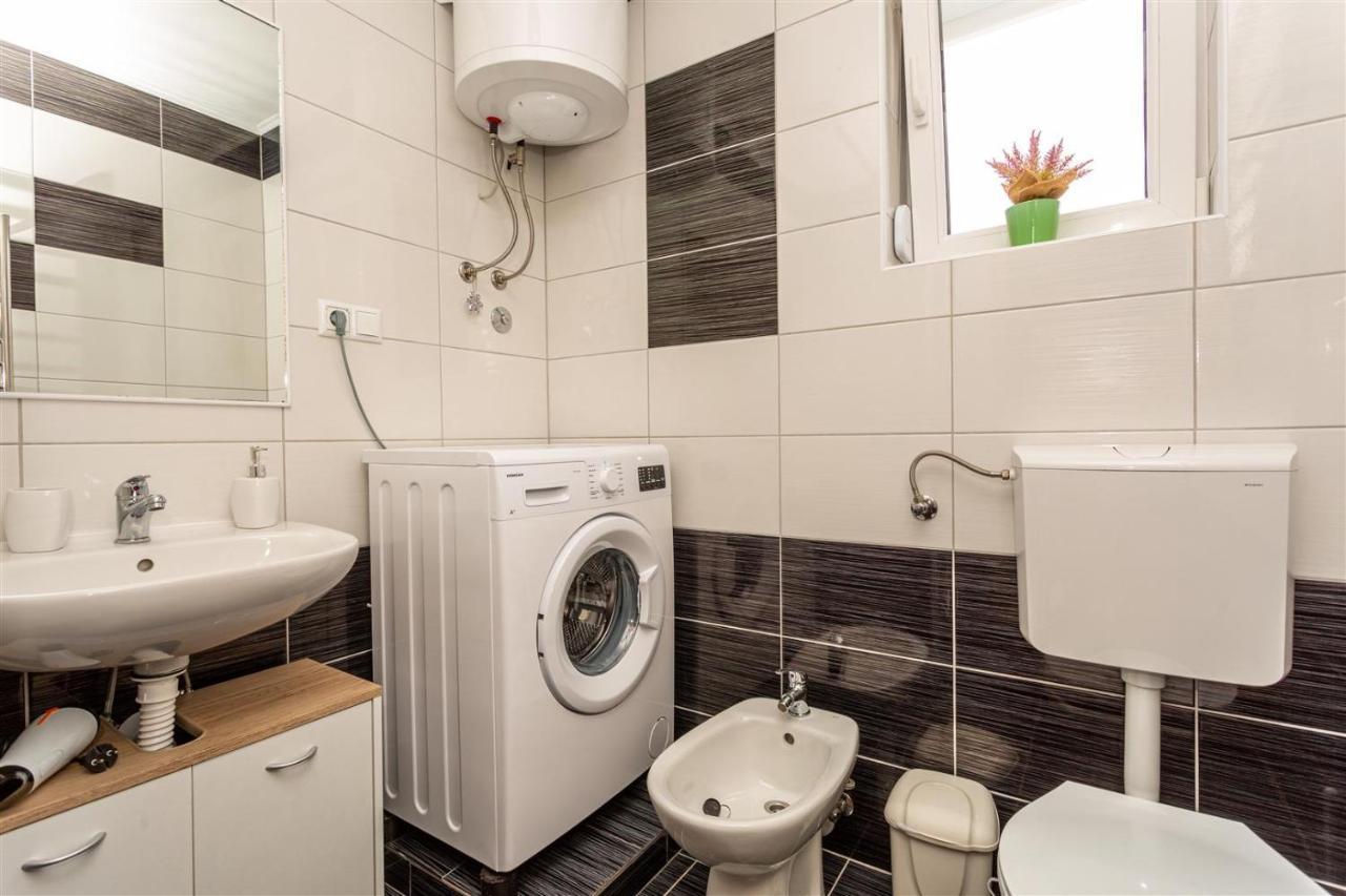 Apartment With A Private Swimming Pool, Garden & Bbq Gostinjac Ngoại thất bức ảnh