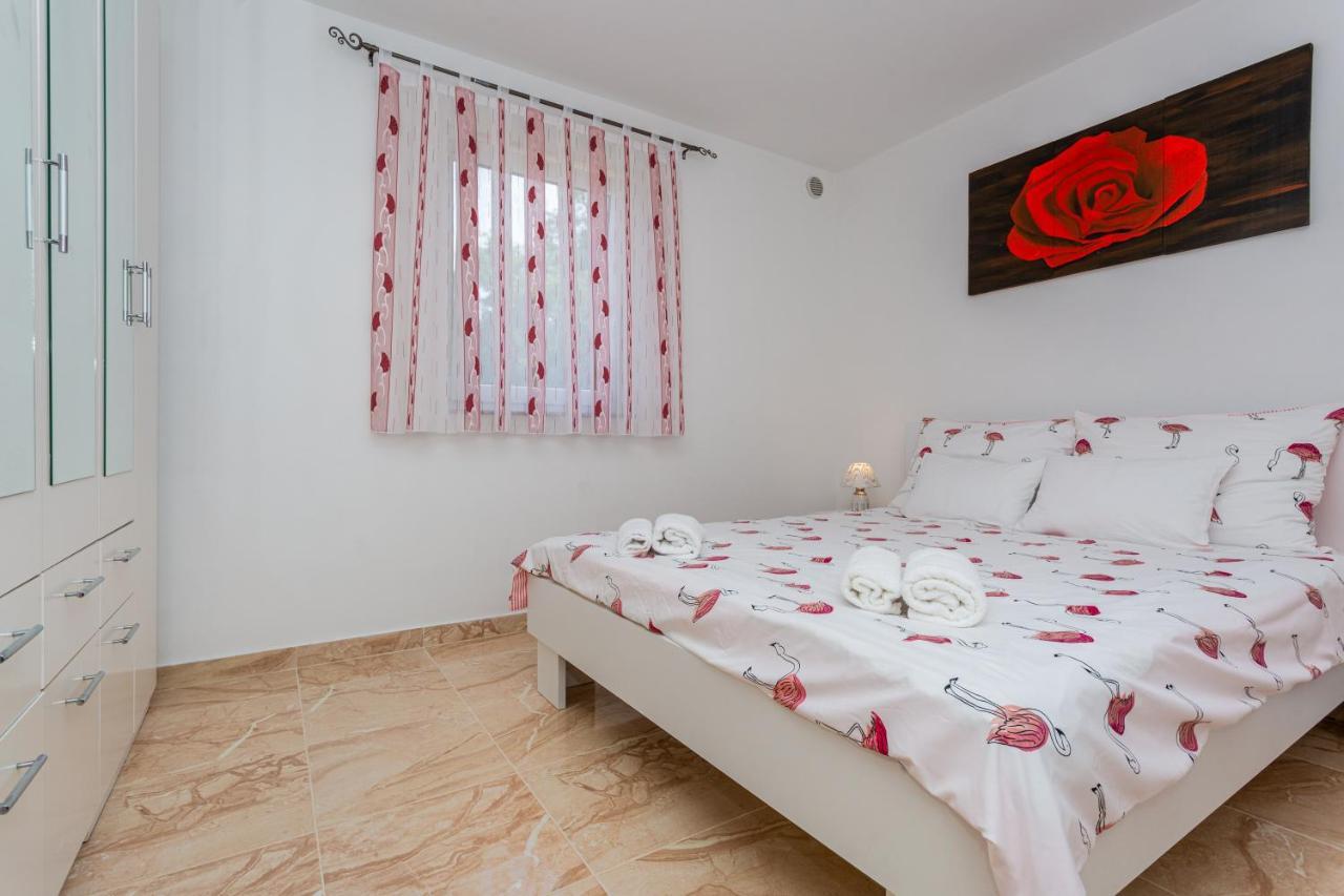 Apartment With A Private Swimming Pool, Garden & Bbq Gostinjac Ngoại thất bức ảnh