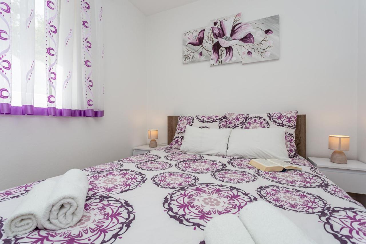 Apartment With A Private Swimming Pool, Garden & Bbq Gostinjac Ngoại thất bức ảnh