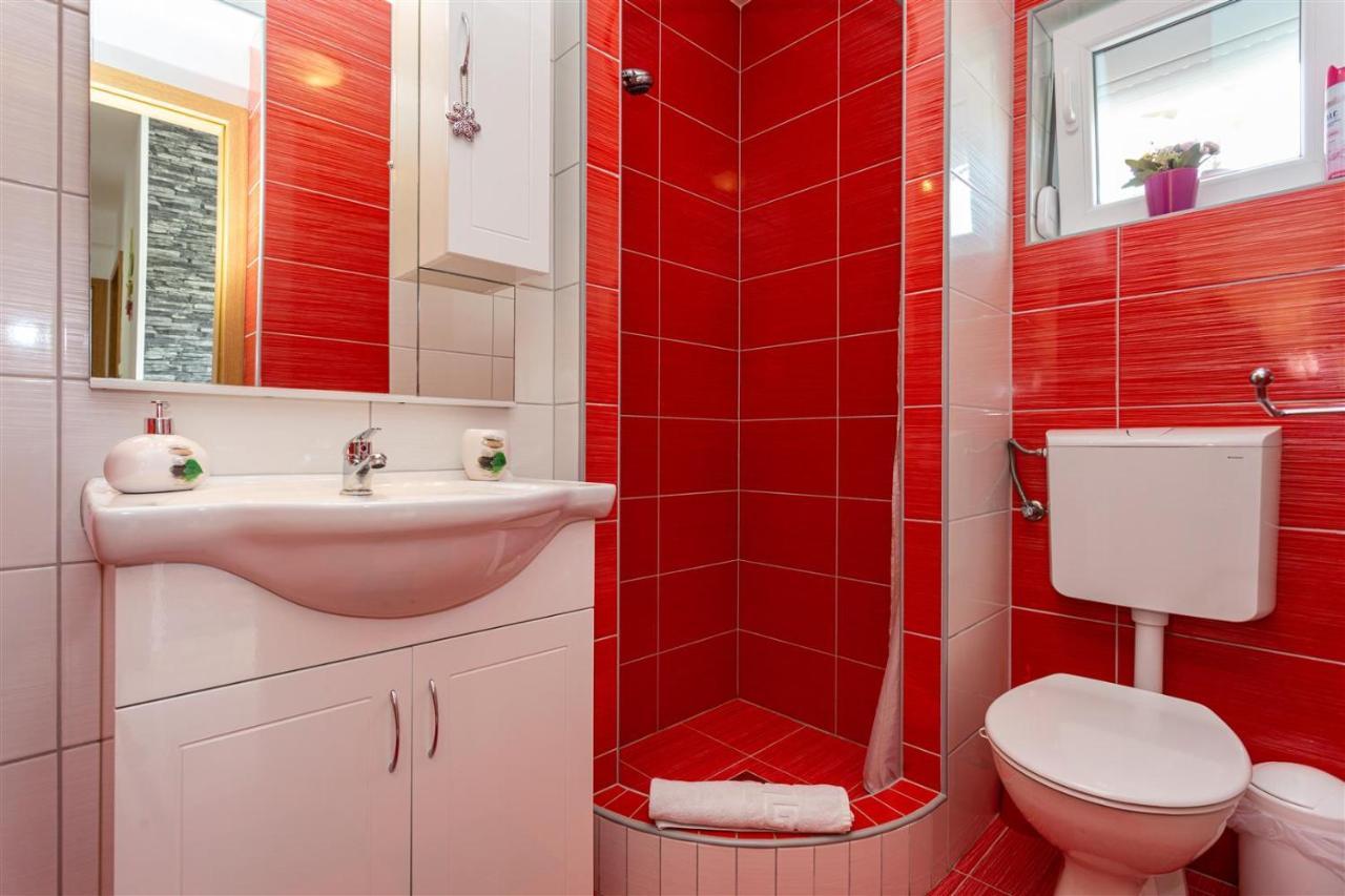 Apartment With A Private Swimming Pool, Garden & Bbq Gostinjac Ngoại thất bức ảnh
