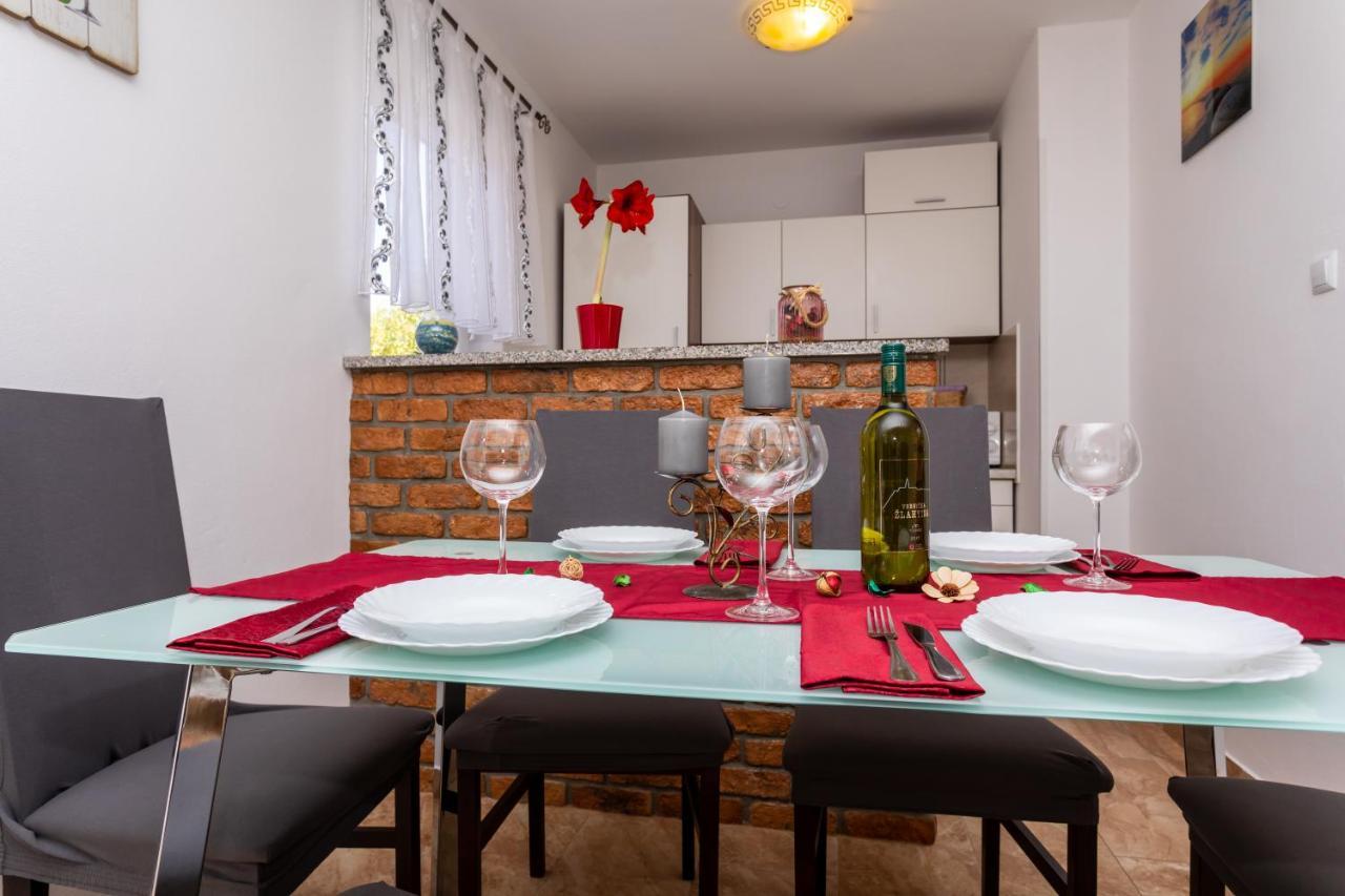 Apartment With A Private Swimming Pool, Garden & Bbq Gostinjac Ngoại thất bức ảnh