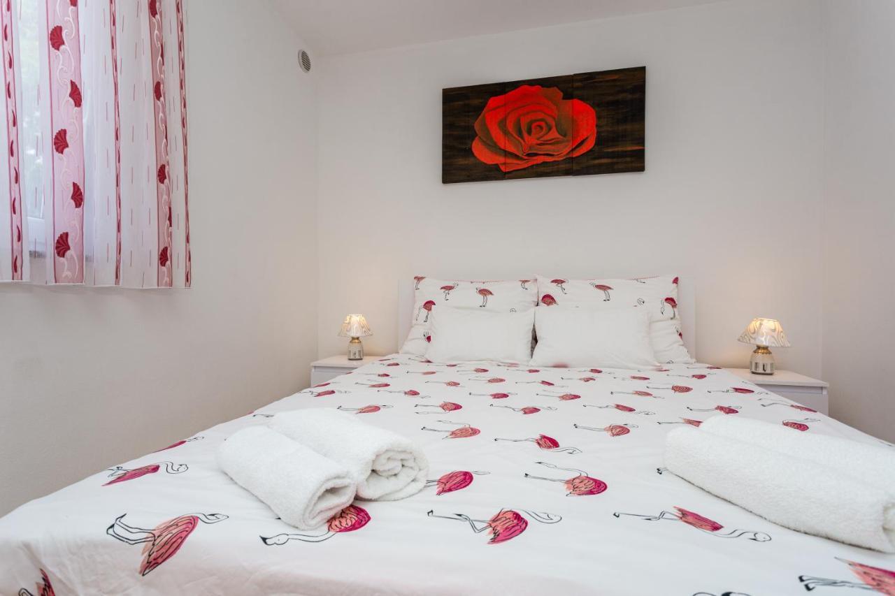 Apartment With A Private Swimming Pool, Garden & Bbq Gostinjac Ngoại thất bức ảnh
